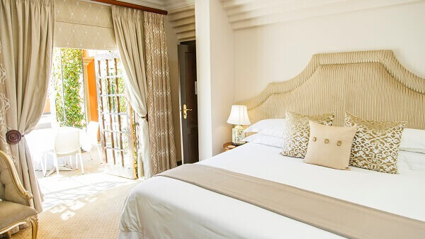 Shades of Ivory – Deluxe Suite